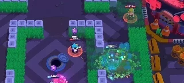 《荒野乱斗》蜈蚣战攻略：技能打断、地形利用与装备选择