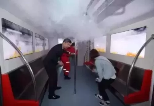 地铁逃生技巧:卡缝隙策略与逃生要点